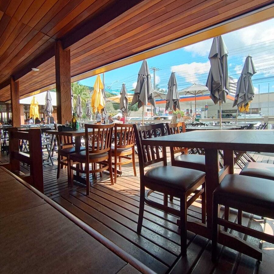 Visão do Deck externo do Restaurante Recanto dos Pescadores em Teresópolis.